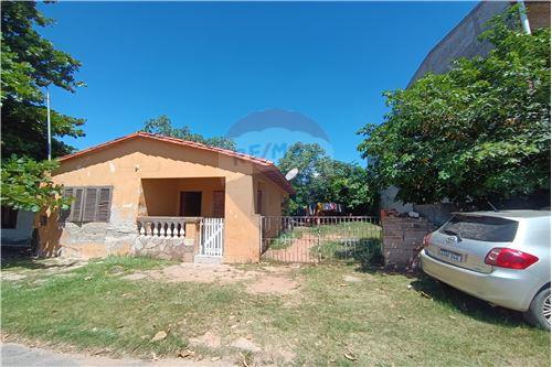 Terreno Con Casa A Demoler O Refaccionar Ref X F E Infocasas Py