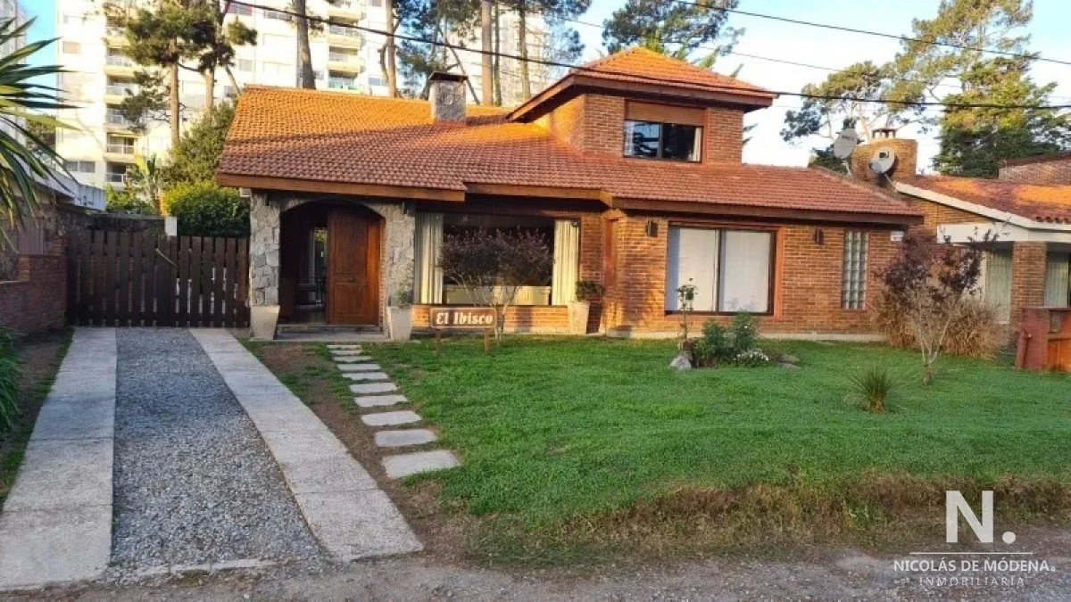 Casa En Venta De Dormitorios En Zona Cantegril Punta Del Este Ref