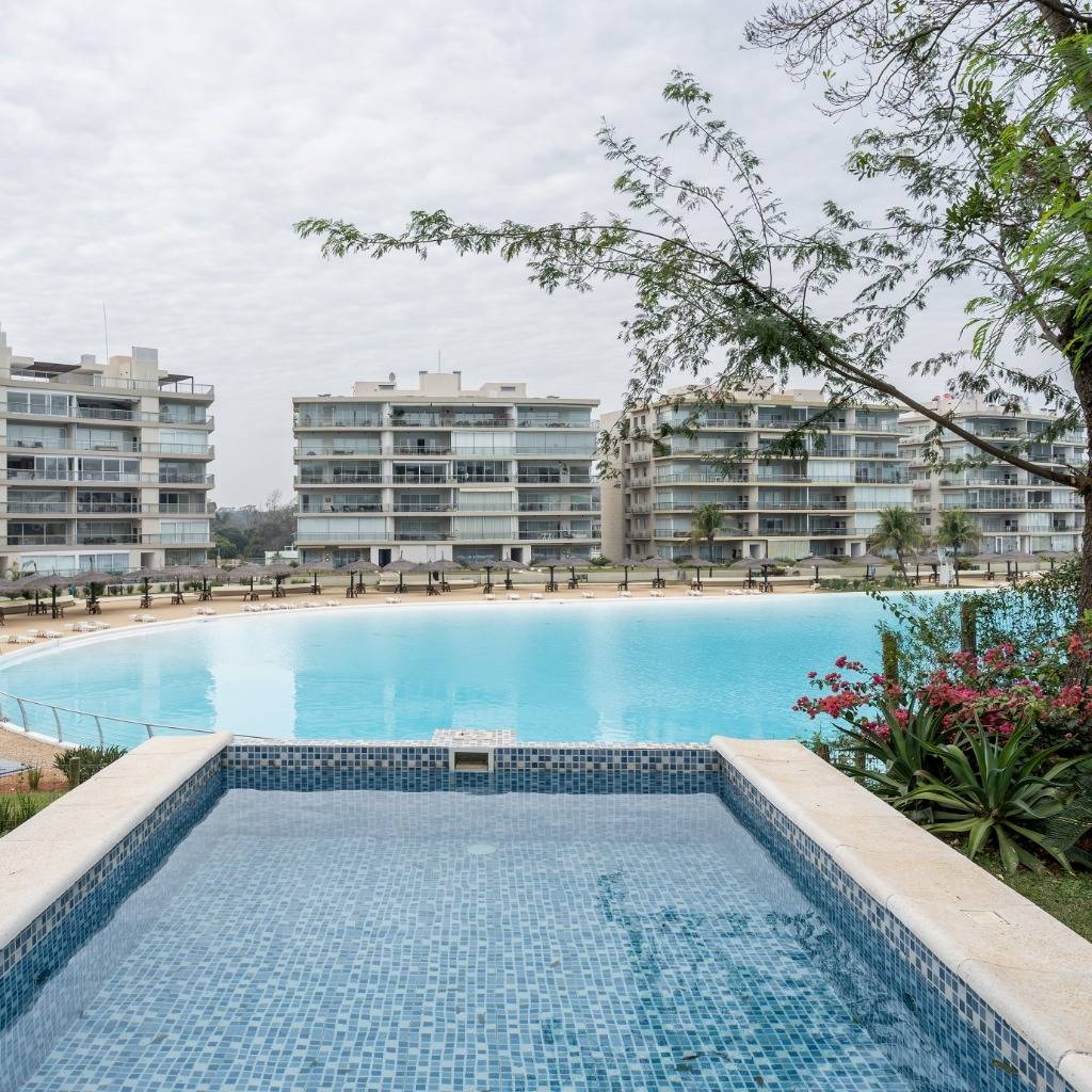 VENDO LUJOSA RESIDENCIA SOBRE LA LAGUNA EN AQUA VILLAGE Ref J8FD19