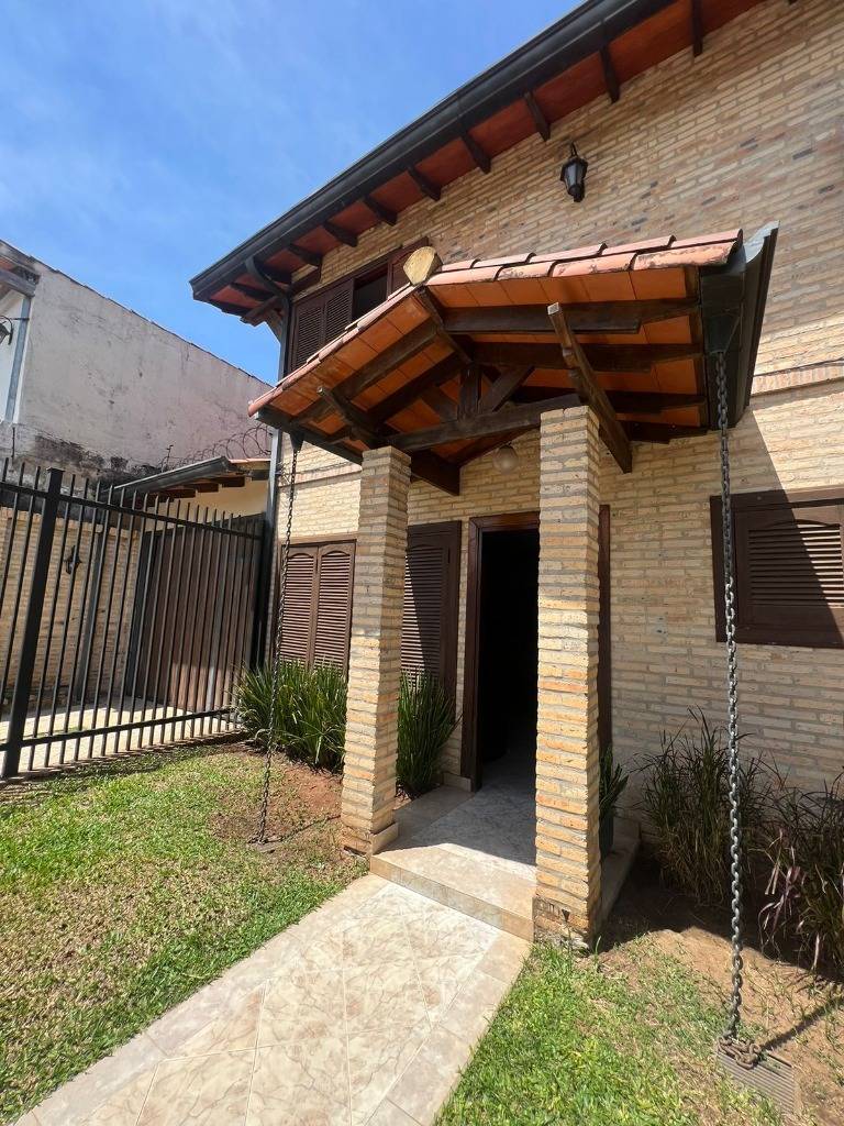 VENDO CASA CON PATIO Y PISCINA EN FERNANDO DE LA MORA ZONA NORTE Ref