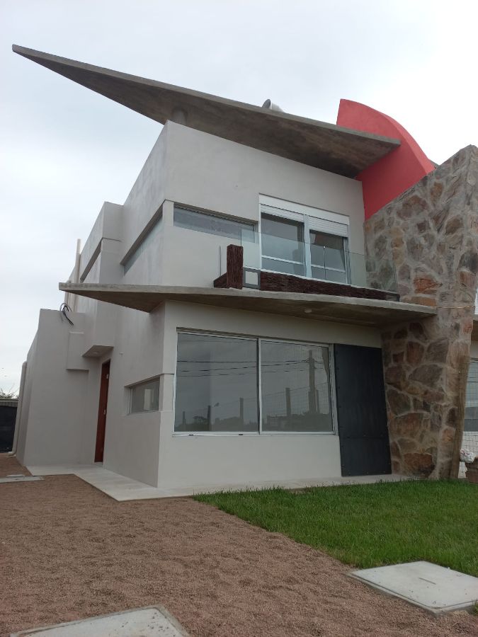 Casa En Venta De 3 Dormitorios C Cochera En Lomas De Solymar Ref