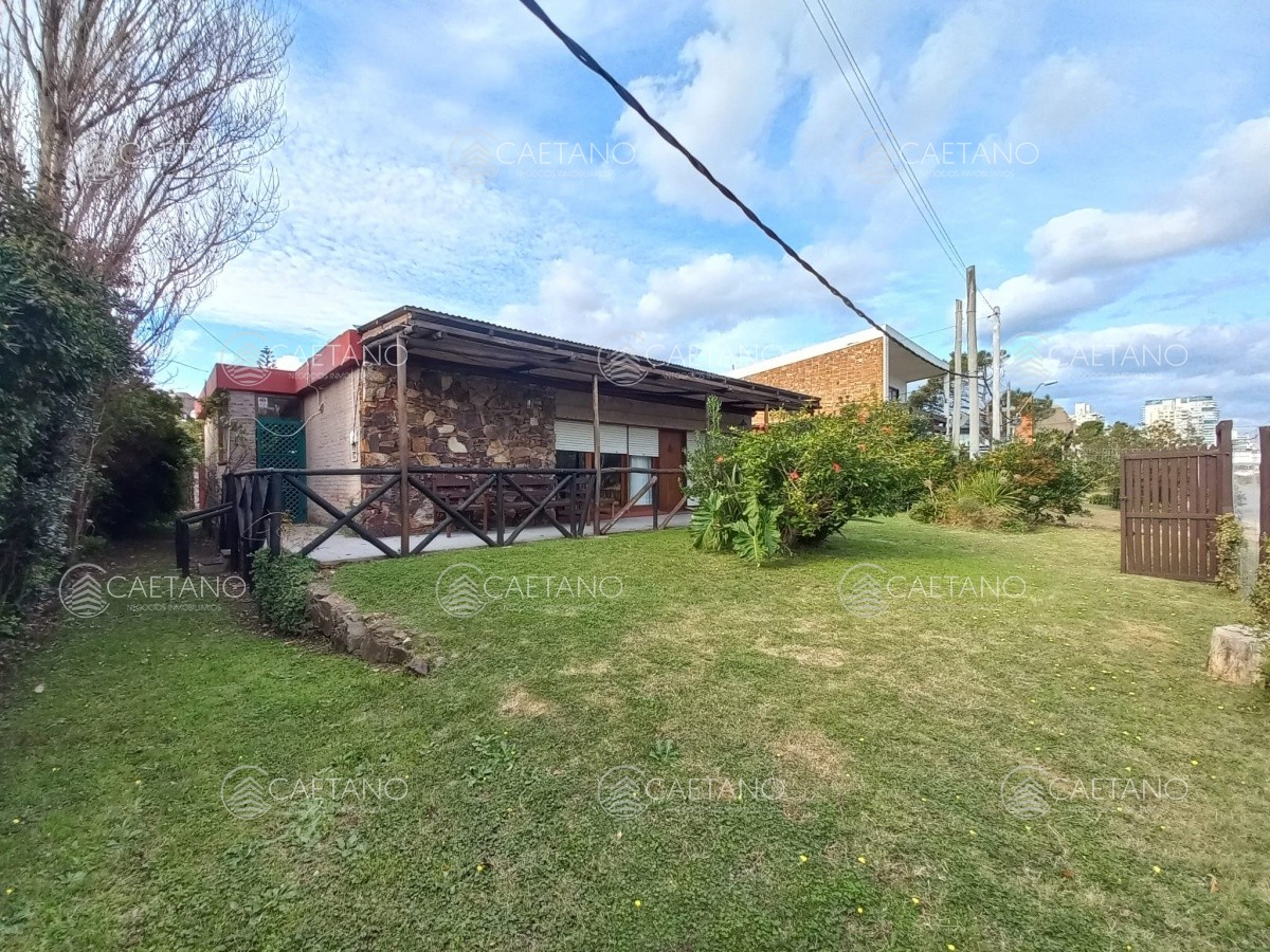 CASA A POCOS METROS DEL MAR EN PLAYA MANSA 3 DORMITORIOS MUY BUEN