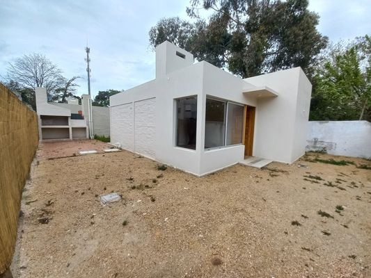 Casa en venta de 2 dormitorios c cochera en Médanos de Solymar Ref