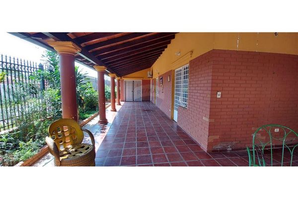 VENDO AMPLIA CASA EN ZONA PALACIO DE JUSTICA LUQUE Ref L577F8