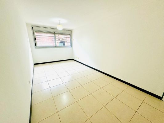 Venta De Apartamento De Dormitorio Con Patio En El Centro Saldo En