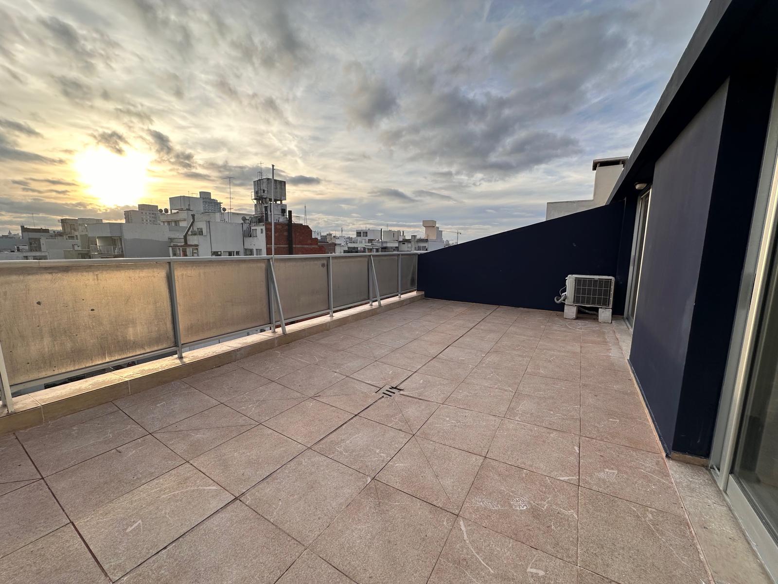 Venta Apartamento Pocitos Penthouse Un Dormitorio Con Garage Ideal