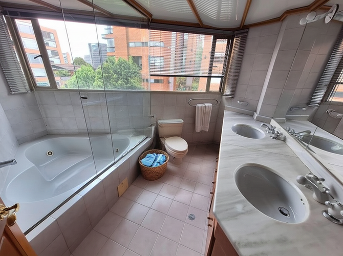 Apartamento de 3 alcobas en venta en Los Rosales, Bogotá, 250 m² · foto 14 de 24