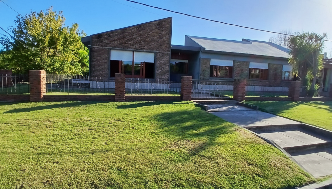 Exclusiva Residencia Esquinera en Pueblo Obrero: 3 Dormitorios, 2 Baños, y Área de Barbacoa Perfecta para el Entretenimiento.
