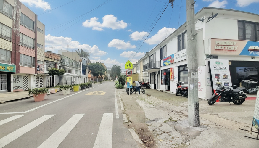 Casa de 8 alcobas en venta en San Felipe, Bogotá, 325 m² · foto 2 de 6