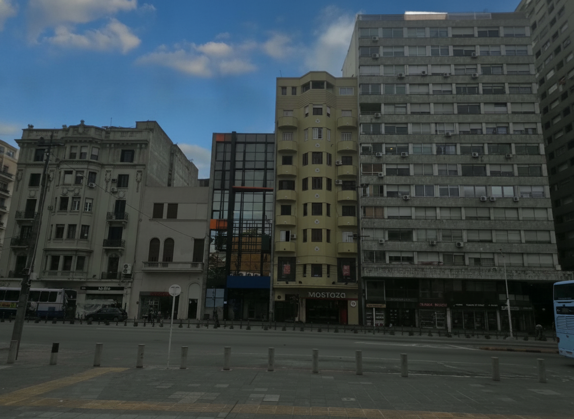 Alquiler con opción a compra: apartamento en la prestigiosa Avenida 18 de Julio, ideal para vivienda u oficina.