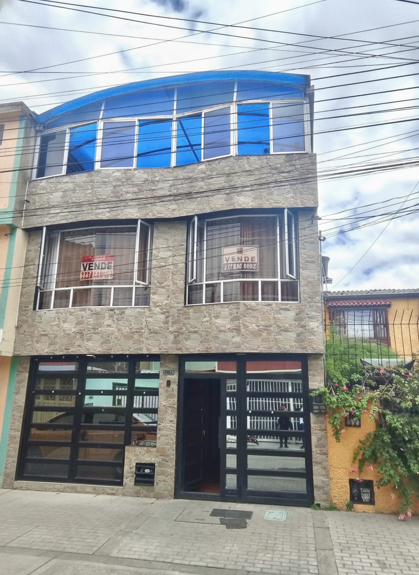 Casa en venta en Alamos, Bogotá · foto 2 de 24