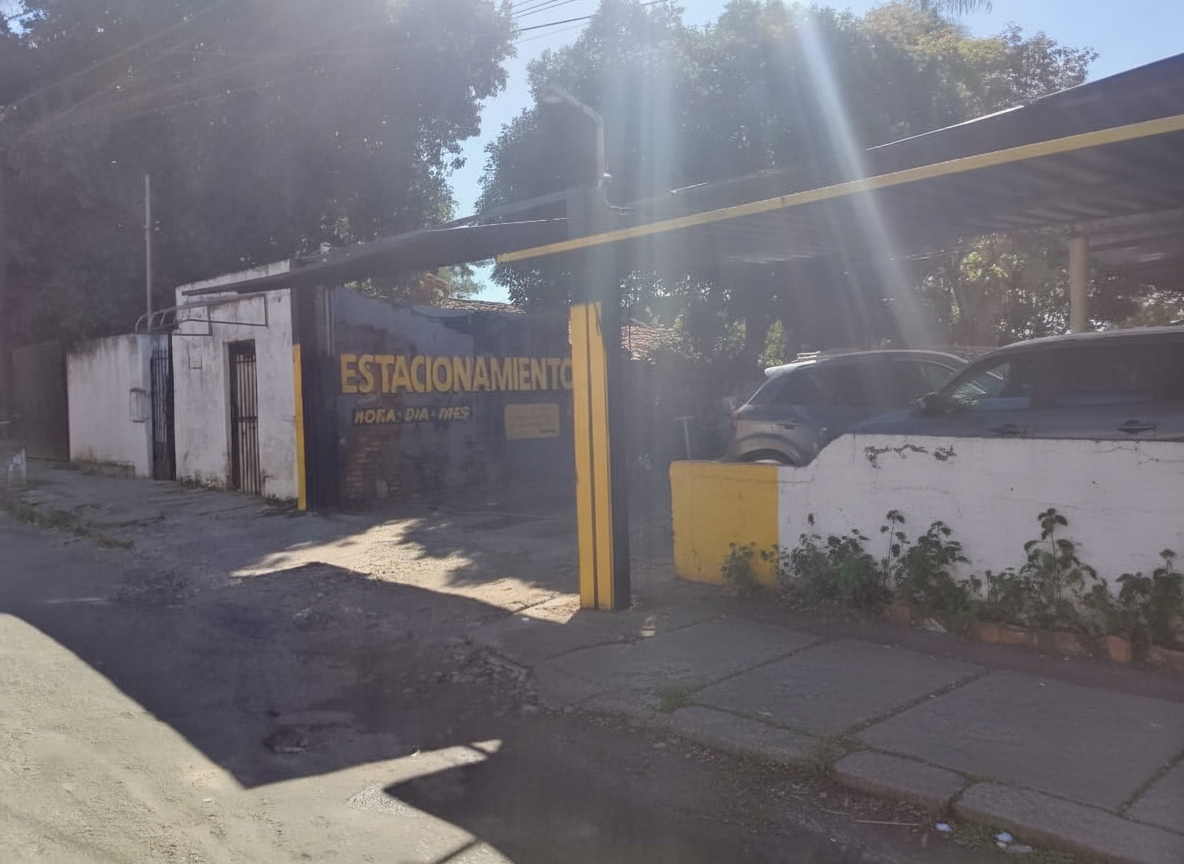 Ubicación Premium en el corazón del Mercado 4: Terreno Estratégico de 11,64 x 28,50 mts con potencial ilimitado. Ideal para desarrollos comerciales o Inversión. Actualmente operando como estacionamiento de vehículos livianos. Detrás de la Galería San Migu — foto 3