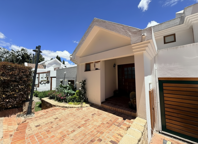 Casa de 4 alcobas en venta en Lindaraja, Bogotá, 251 m² · foto 2 de 24