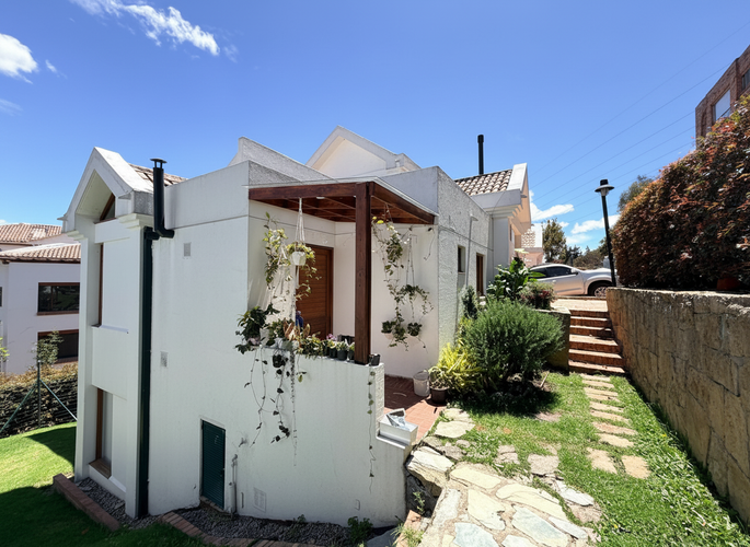 Casa de 4 alcobas en venta en Lindaraja, Bogotá, 251 m² · foto 3 de 24