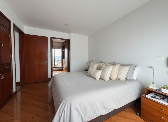 Apartamento de 4 alcobas en venta en Chicó Navarra, Bogotá, 218 m² · foto 12 de 18