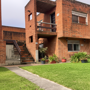 Excelente Casa Ph De Altos En Carrasco: 3 Dormitorios, 3 Baños, Cochera, Acepta Banco.