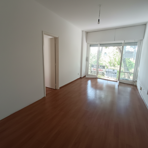 Buen Apartamento 3 Dormitorios, Muy  Funcional Y De Espacios Amplios. Al Frente. Vacío, Para Entrar
