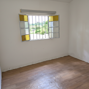 Alquiler Casa Un Dormitorio, Cochera Para Varios Autos En Inmejorable Ubicación Sobre Av. Belloni