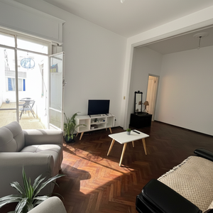 Apartamento En Venta - 3 Dormitorios En Tres Cruces - Gran Patio | Con Renta !!