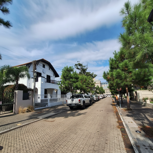 Alquiler De Exclusiva Residencia En Calle Rostand, Carrasco