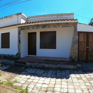 Casa A La Venta En Rocha 101 M2 Construidos, Terreno De 519 M2, 3 Dormitorios, 2 Baños, Estufa A Leña,  Terreno Amplio