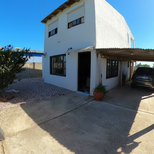 Casa En San Carlos, 3 Dormitorios, 2 Baños, Estufa Alto Rendimiento, Cochera