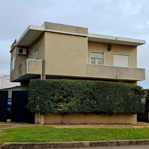 Construcción En Excelente Estado En Dos Plantas. Actualmente Dos Casas Independientes Con Garage Y Patio. Oportunidad Dos Rentas. Apta Para Banco