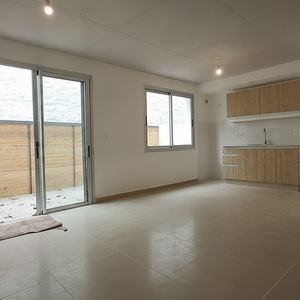 Estrena Con Buen Patio Y Opción De Garage
