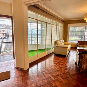 Venta De Casa única En La Blanqueada, 3 Dormitorios + Estudio, Garaje Para 8 Autos, Patio Con Parrillero.