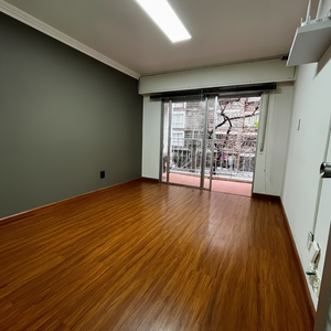 Vendo Apartamento De 2 Dormitorios Y 2 Baños En Pocitos, Con Patio Y Balcòn