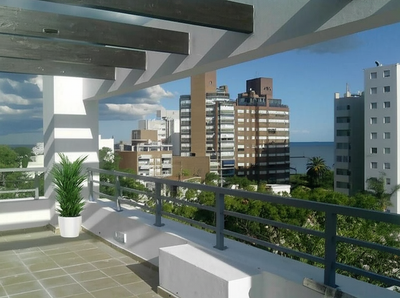 Apartamento con Terraza: Ubicación Privilegiada Cerca de Rambla y Montevideo Shopping.