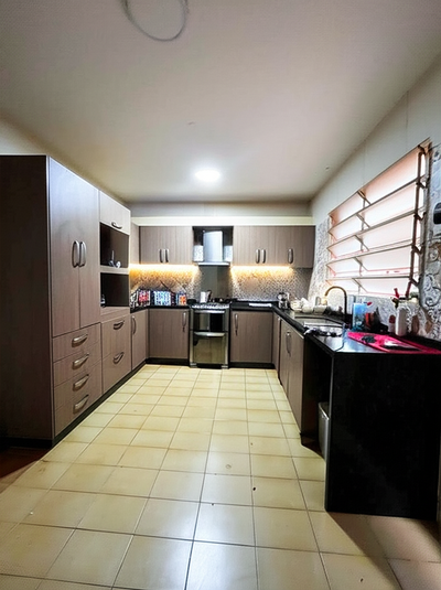 SE VENDE RESIDENCIA EN BARRIO MBURUKUYA