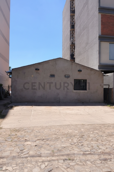 Oportunidad Única: Terreno de 360 m² en San Jorge, Asunción, ideal para proyecto de demolición y nueva construcción. Ubicación privilegiada en Juez Pino y Juan Pablo Gorostiaga. Inversión estratégica por US$ 200.000.