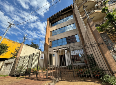 Exclusivo Edificio de 4 Pisos con Ascensor en Venta, Barrio Petirossi, San Roque, Asunción. Ubicación Estratégica sobre Pai Pérez c/ Ana Díaz, Zona Mercado 4. Terreno de 400 m², Construcción de 1.400 m². Inversión Ideal con Alto Potencial de Rentabilidad.