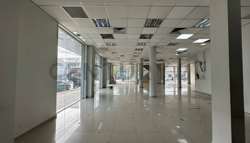 Alquiler de Amplio Local Comercial en Esquina Estratégica, Fernando de la Mora, Central G 24.000.000. Ubicado en la prestigiosa Avenida Mariscal Estigarribia esquina Pitiantuta, este local de 398 m² de terreno y construcción ofrece una visibilidad inmejor
