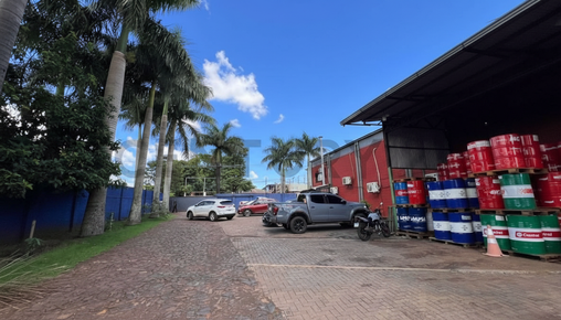 Imponente Depósito/Tinglado en Venta, Ciudad del Este, Alto Paraná. Ubicado estratégicamente en Km 11 Monday. Amplio terreno de 6.140 m² con 1.360 m² de construcción. Inversión US$ 1.500.000.
