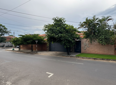 Exclusiva Propiedad en Esquina, Barrio Herrera, Asunción: Terreno de 938m² con 600m² de Construcción. Andrade esquina Concejal Vargas 3029. Oportunidad Única US$ 600.000.