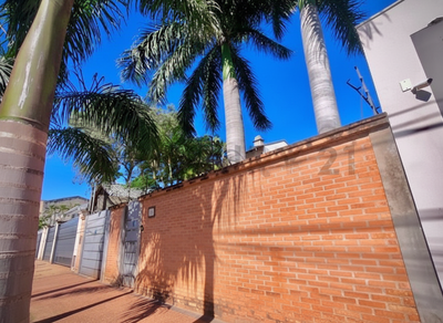 Exclusiva Residencia en Venta en Barrio Mariscal Estigarribia, Asunción: 610 m² de Terreno, 422 m² de Construcción, US$ 365.000.