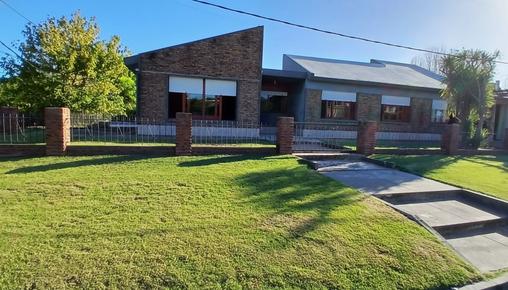 Exclusiva Residencia Esquinera en Pueblo Obrero: 3 Dormitorios, 2 Baños, y Área de Barbacoa Perfecta para el Entretenimiento.
