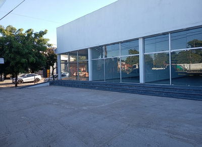 SALON COMERCIAL - EXCELENTE UBICACION -  MADAME LYNCH