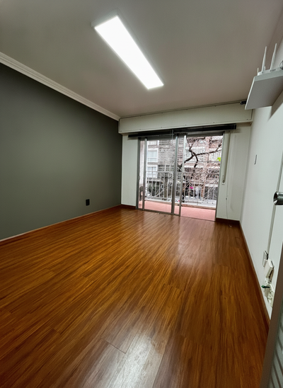 VENDO apartamento de 2 dormitorios y 2 baños en Pocitos, con patio y balcòn