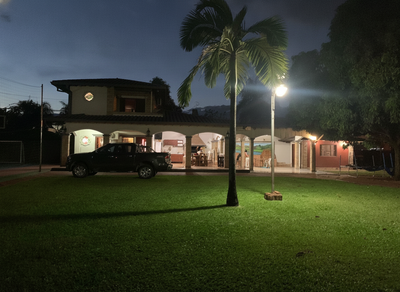 ¡Oportunidad Única! Exclusiva Casa Quinta en Ñemby: Lujo y Confort a Minutos de Asunción. Impresionante Terreno de 2551 m² con Cancha de Pádel, Piscina Gigante, 3 Dormitorios y 9 Baños. ¡Adquiérala por menos de su real Valor