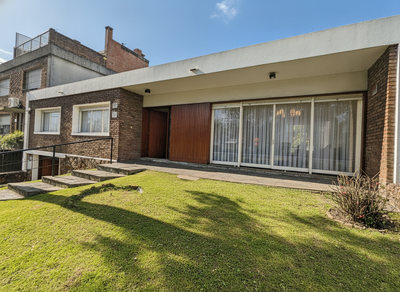 HERMOSA CASA DE GRANDES DIMENSIONES Y GARAGE PARA DOS AUTOS