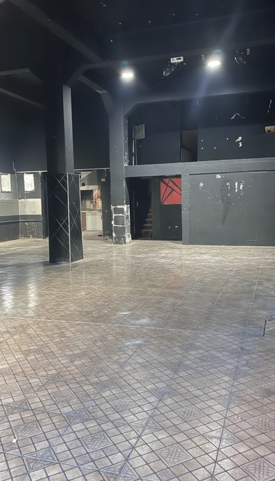 Alquilo Local Comercial, 150 Metros De Planta Mas Sotano Y Entrepiso, 3 Baños, Ubicacion Estrategica.