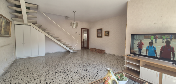 Excelente propiedad de sólida construcción y gran potencial próxima al mar y servicios.