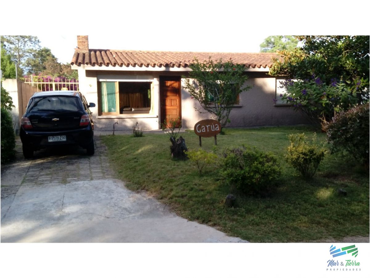 Preciosa casa en zona muy tranquila, con amplio jardin y cochera.. Ref  #N972FE 