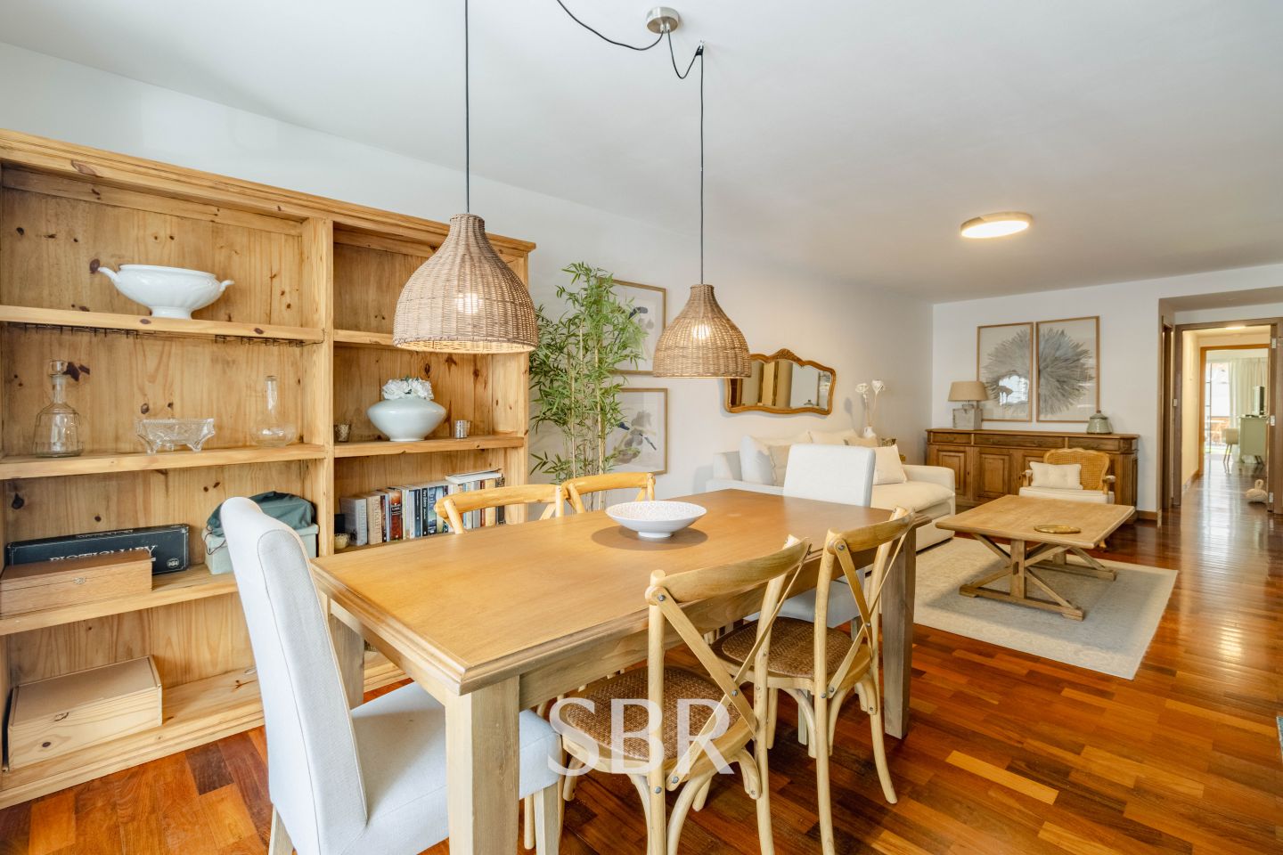 Venta apartamento 2 dormitorios amoblado con patio, barbacoa, parrillero y garage en Pocitos - Więcej
