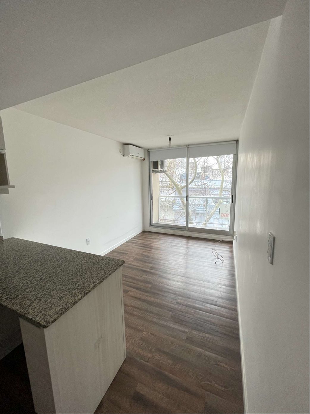 VENTA APARTAMENTO 1 DORMITORIO CON PLACARES, AMPLIA TERRAZA AL FRENTE, CENTRO SUR, NORTE, TODO AL FRENTE - Widok 2