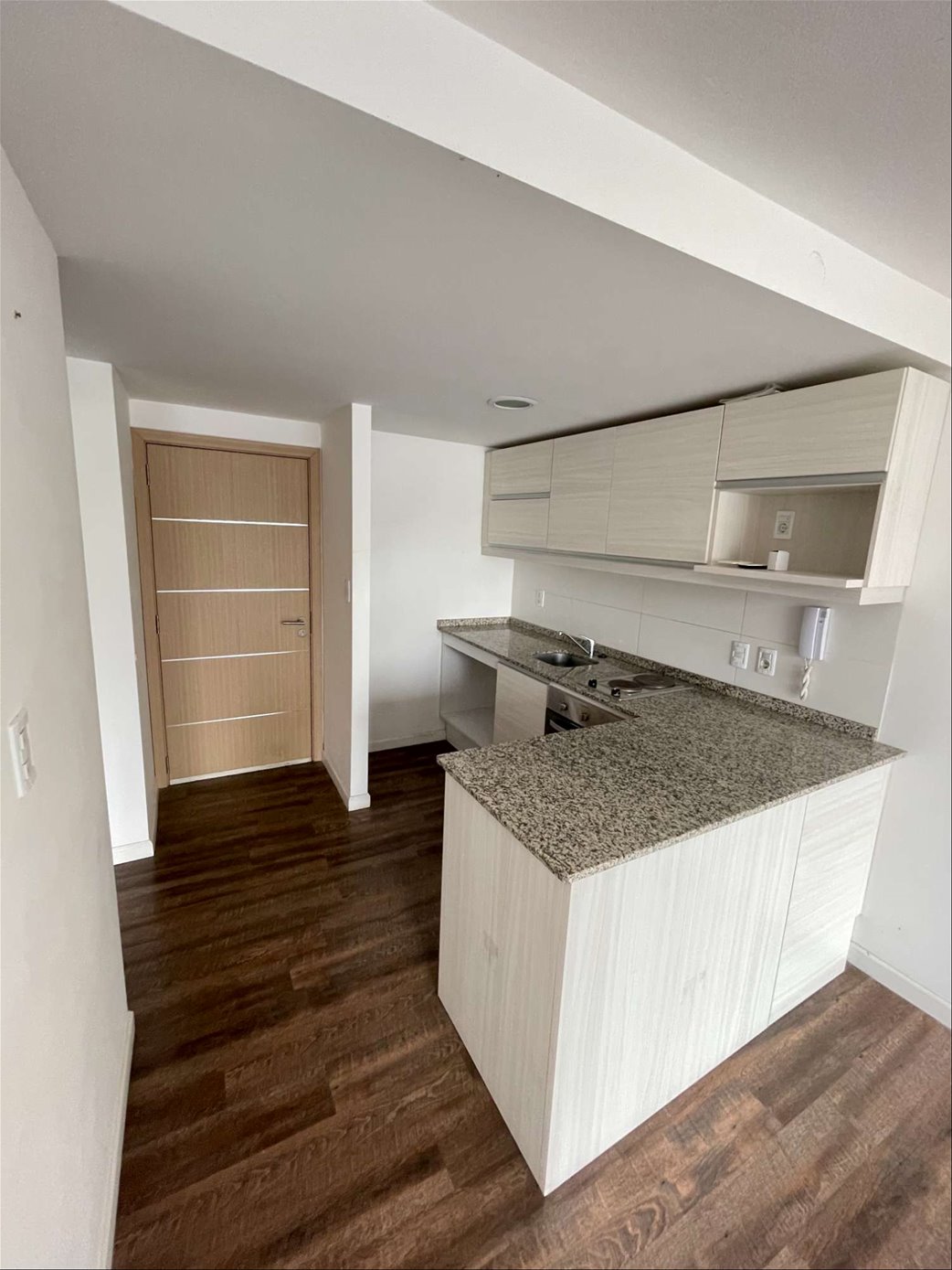 VENTA APARTAMENTO 1 DORMITORIO CON PLACARES, AMPLIA TERRAZA AL FRENTE, CENTRO SUR, NORTE, TODO AL FRENTE - Widok 5