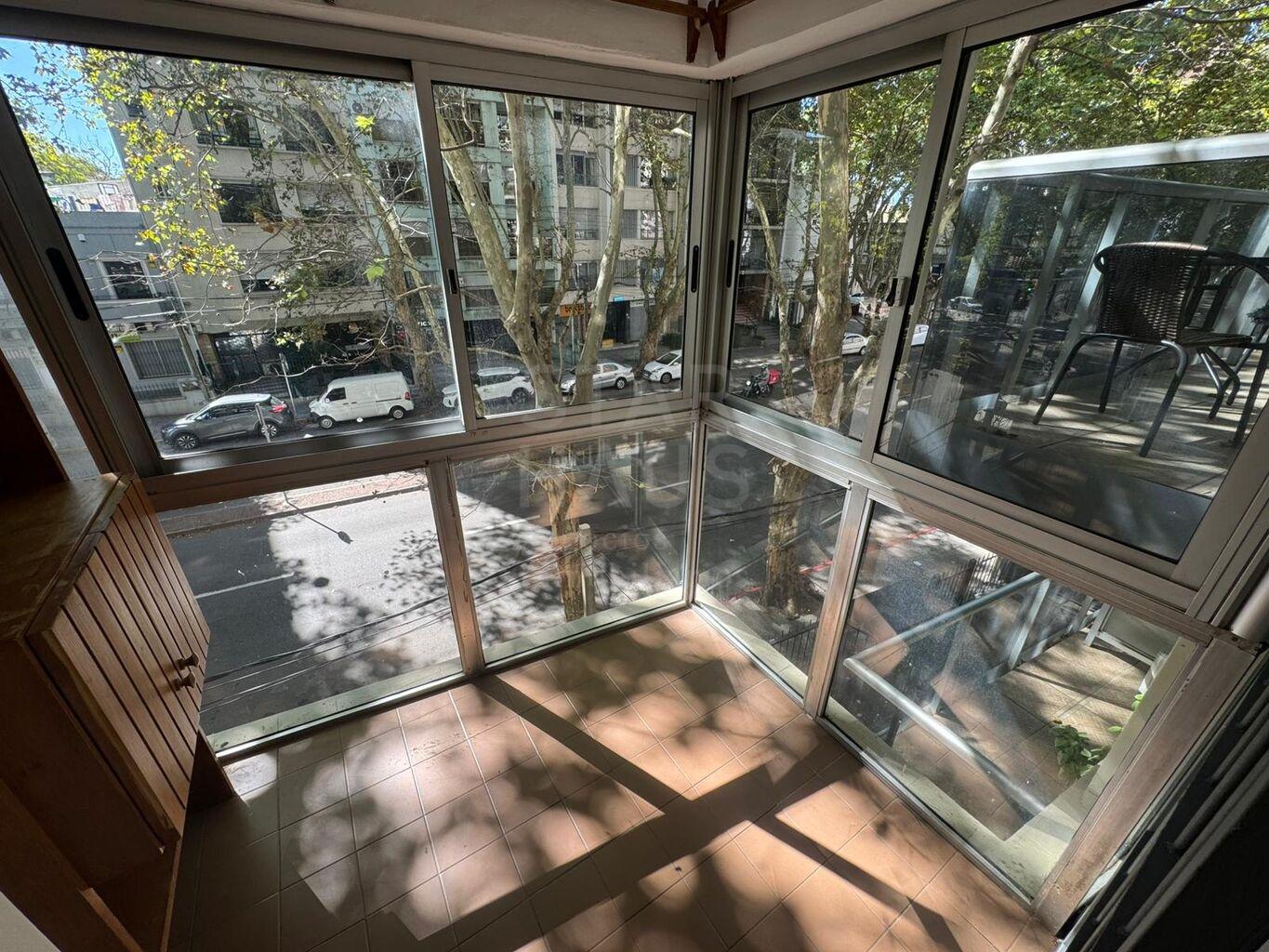 Venta de Apto 2 dorm + Balcon Vidriado + Garage en Pocitos. Bajos Gastos Comunes - Widok 4